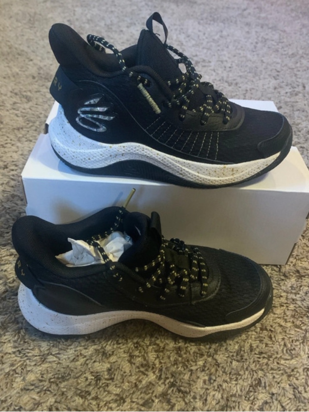 Under Armour Curry 3Z7 shoes 4y
